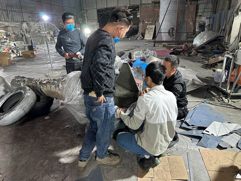 不銹鋼雕塑車(chē)間.jpg